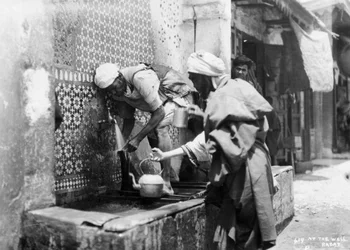 Mensen die water halen uit een put, Rabat, Marokko, ca. 1920-1930