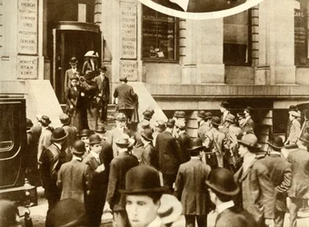 Mensen wachten op nieuws van de Titanic...New York City, VS, april 1912, 1935