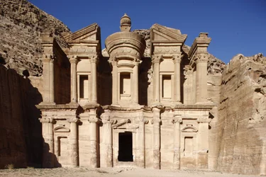 Petra archeologische site: Al-Dier, of het Klooster (genoemd naar een vroegere functie van het graf), het grootste graf in Petra, Petra, Jordanië