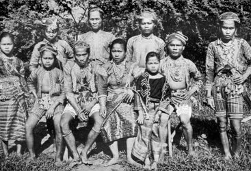 Filipijnse eilandbewoners in feestdagkostuum, 1926