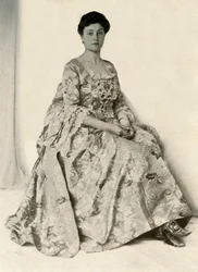 Foto van een kincob brokaat, met zijden geborduurde borstlap, ca. 1750, 1937