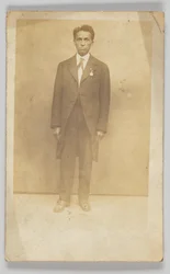 Fotografische ansichtkaart van een man in een pak