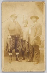 Fotografische ansichtkaart van drie niet-geïdentificeerde vrouwen, 1904-1918