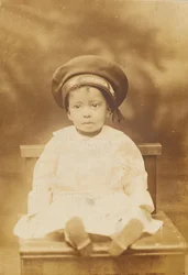 Fotografische ansichtkaart met afbeelding van een klein kind, 1918-1930