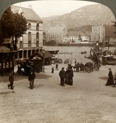 Schilderachtig oud fort Bergenhus, vanaf een plein in de moderne stad, Bergen, Noorwegen, 1905
