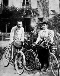 Pierre en Marie Curie, Franse natuurkundigen, bereiden zich voor om te gaan fietsen