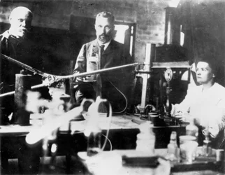 Pierre en Marie Curie, Franse wetenschappers, aan het werk in het laboratorium