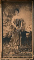 Portret van een vrouw bij de Cubaanse ambassade in Brussel, België (1927)