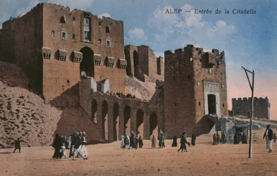 Ansichtkaart met de ingang van de Citadel in Aleppo, c.1920