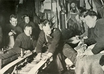Voorbereiden van een Slee Tijdens de Winter, 1908, 1909