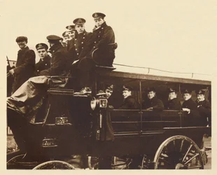 Prins Albert, arriveert in Devonport om aan boord te gaan van de kruiser Cumberland, 1913, 1937