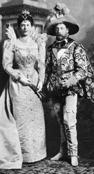 Prins George en Mary van Teck in kostuum, Devonshire House Ball