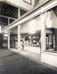Publieke gemaksstand, met ansichtkaart, snoep en publieke stenograafhokjes in het Paleis van Manufacturen op de Wereldtentoonstelling van 1904