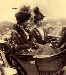 Koningin Alexandra van Denemarken en Prinses Victoria arriveren bij St. Paul