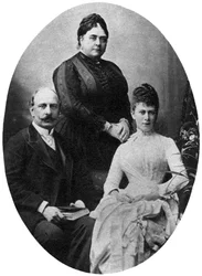 Koningin Mary en haar ouders, de Hertog en Hertogin van Teck, ca. 1890-1900