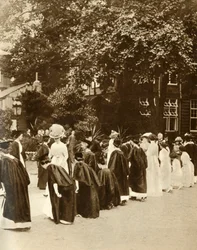 Koningin Mary bij Bedford College, Londen, 1913, 1935