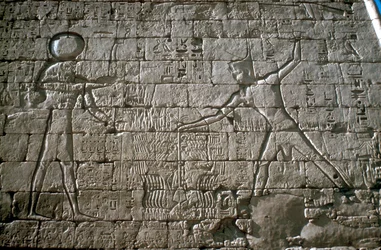 Ramses III slaat zijn vijanden voor Amun-Ra, Dodentempel, Medinat Habu, Egypte