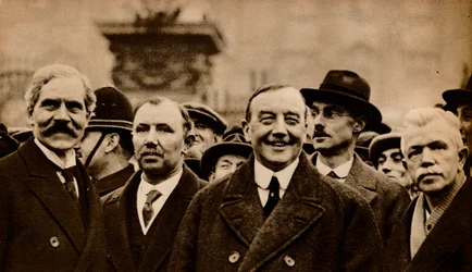 Ramsay Macdonald, eerste Labour Britse Premier, verlaat Buckingham Palace na gevraagd te zijn