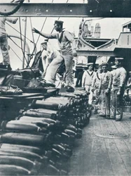 Ontvangst van granaten voor de scheepskanonnen op het dek van een slagschip
