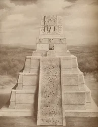 Gereconstrueerd model van een prachtige Maya tempelpiramide in Tikal, ca. 1935