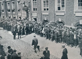 Rekruten wachten buiten het Central London Recruiting Depot, 1914