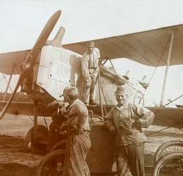 Bijtanken van een dubbeldekker, ca. 1914-1918
