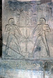 Reliëf van twee figuren van Hapy, god van de Nijl, Tempel gewijd aan Amon Mut & Khons, Luxor, Egypte