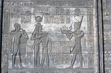 Reliëf op de Romeinse Mammisi, Tempel van Hathor, laat Ptolemeïsch en Romeins, c125 v.Chr. - c60 n.Chr.