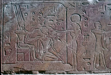 Reliëf toont Koningin Hatsjepsoet die zegen ontvangt, Tempel van Amon, Karnak, Egypte, ca. 1500 v.Chr.
