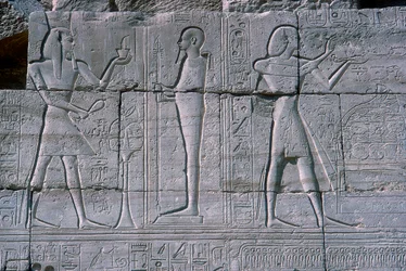 Reliëf toont Ramses II voor Ptah, Het Ramesseum, Tempel van Ramses II, Luxor, Egypte, ca. 1250 v.Chr.