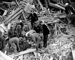 Reddingswerkers bevrijden een man uit een door bommen beschadigd gebouw, Tweede Wereldoorlog, 1940