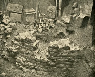 Romeinse overblijfselen gevonden in een bastion van de Londense muur, 1908