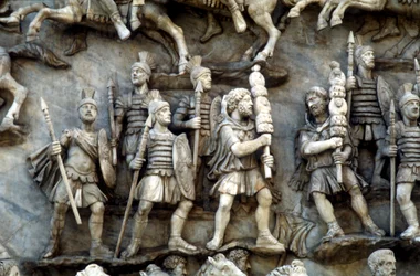 Romeinse soldaten die deelnemen aan decursio, het rituele cirkelen van de brandstapel, ca. 180-196