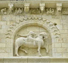Romaans kunst: detail van de gevel die Hugues de Surgeres en Geoffroy de Vendome of keizer Constantijn de Grote afbeeldt, wiens paard de ketterij vertrapt en Christus triomfeert over het kwaad en de dood, Notre Dame de Surgeres