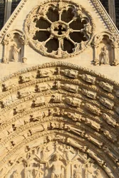 Roosvenster. Tympaan van het westelijke centrale portaal. Sint-Stefanuskathedraal.