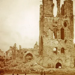 Verwoeste kathedraal, Ieper, Vlaanderen, België, ca. 1914-1918