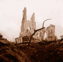 Verwoeste kerk, Ablain-Saint-Nazaire, Noord-Frankrijk, ca. 1914-ca. 1918