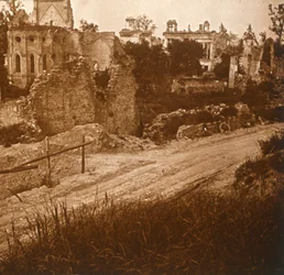 Verwoeste kerk en kasteel, Frankrijk, ca. 1914-1918