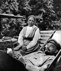 De Russische bolsjewistische leider Vladimir Lenin en Nadezjda Kroepskaja, Gorki, USSR, 1922