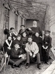 Russische auteur Anton Tsjechov met familie en vrienden, 1890