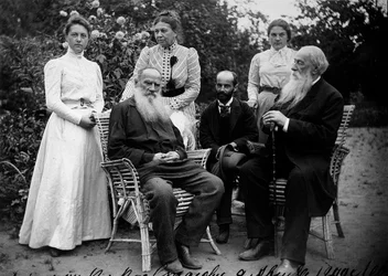 Russische auteur Leo Tolstoy met bezoekers, Yasnaya Polyana, Rusland, eind 19e of begin 20e eeuw