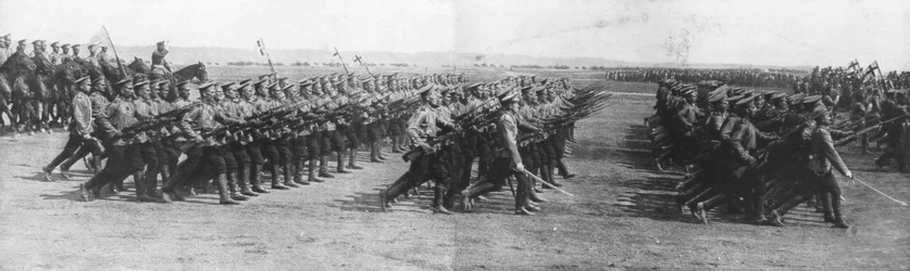 Russische troepen paraderen tijdens het bezoek van de Franse president Raymond Poincaré aan Rusland, 22 juli 1914