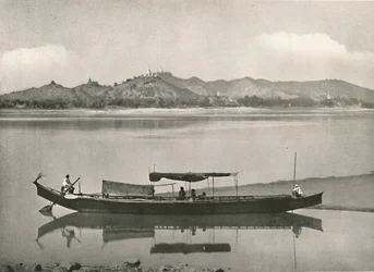 Sagaing, aan de Irrawaddy - elke heuveltop bekroond met een pagode, 1900