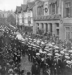 Matrozen trekken de kanonwagen met de kist van koningin Victoria, Windsor, Berkshire