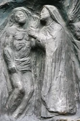 Kerk Saint-Pierre de Montmartre: Notre Dame deurbeeldhouwwerk: Jezus wordt van het kruis gehaald, Parijs, Frankrijk