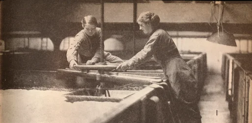 Gist vastschroeven in een brouwerij in Burton-On-Trent, c1916, 1935