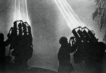 Schijnwerperoperators bereiden zich voor op een nachtelijke bombardementsaanval, Moskou, 1941