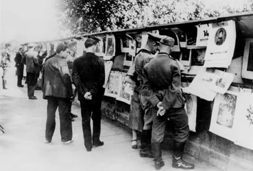 Tweedehands boeken- en prentenstalletjes aan de oever van de Seine, door Duitsland bezet Parijs, 1940