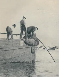 Oevereinde van een onderzeese kabel wordt meestal gelegd vanaf een lichtere, 1937