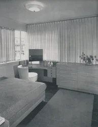 Eenvoudige en praktische lijnen kenmerken deze slaapkamer, 1942